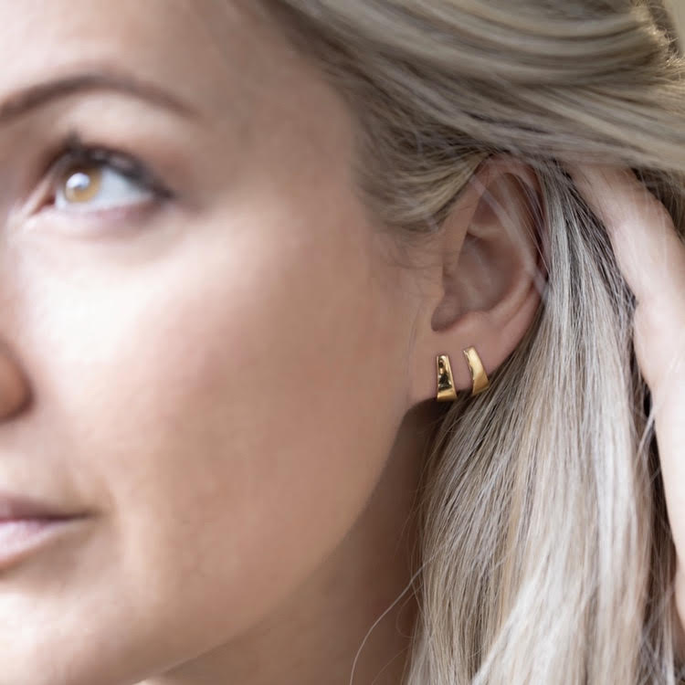 Earrings | Wide J wrap studs